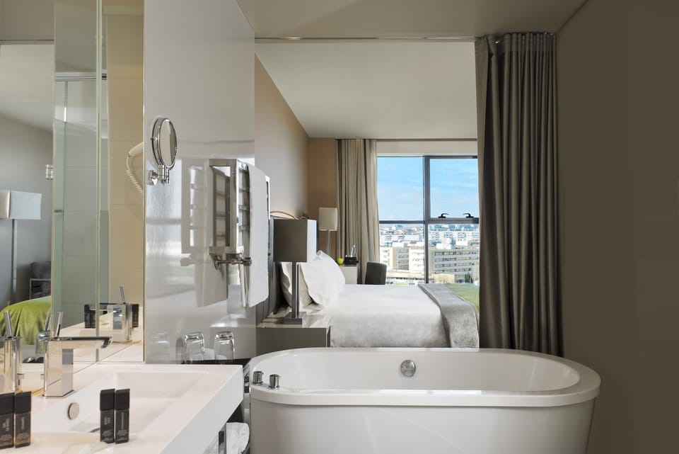 Combined shower/tub, rainfall showerhead, free toiletries, slippers