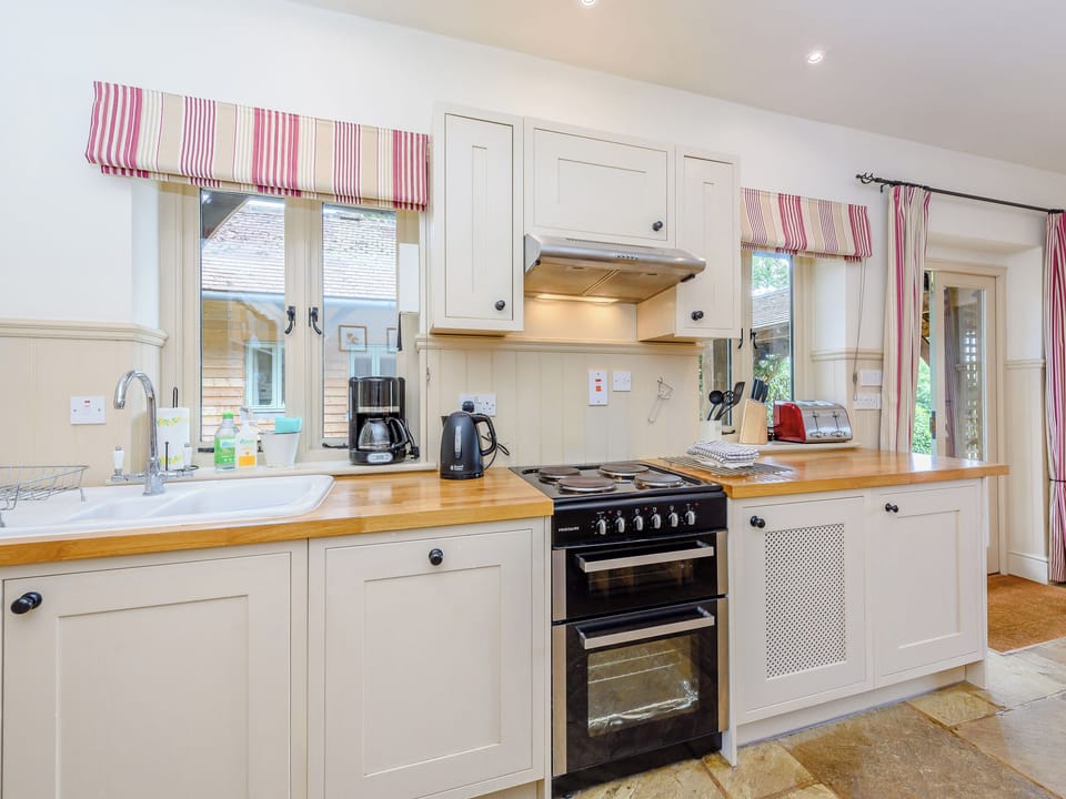 Fitted kitchen | Castlemans Stables West - Castleman&rsquo;s Stables, Sedlescombe, near Battle