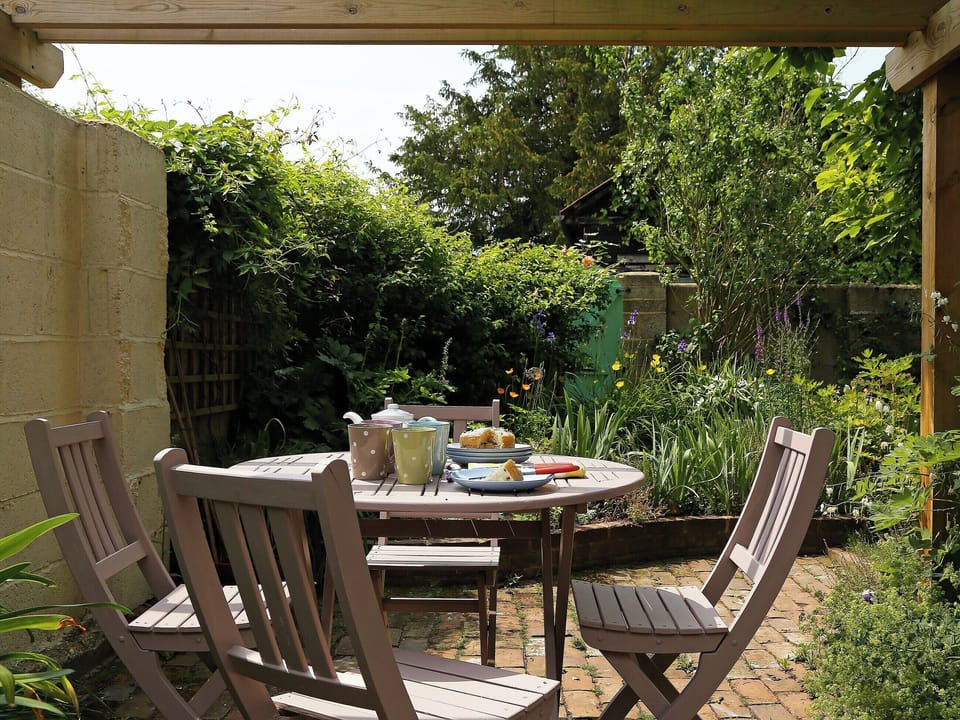 Relaxing sitting-out-area | Box Cottage, Eastling