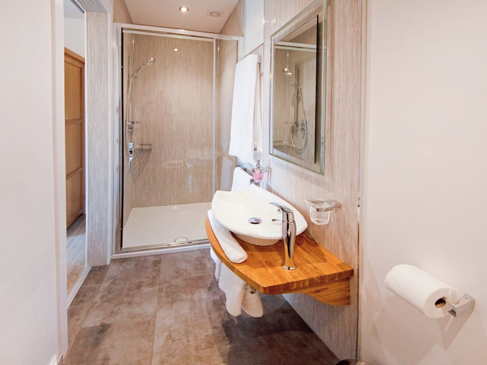 En-suite shower room | Dalvista Cottage, Loch Leurbost, near Stornoway, Isle of Lewis