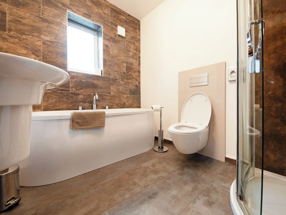 Gorgeous bathroom suite, including shower | Dalvista Cottage, Loch Leurbost, near Stornoway, Isle of Lewis