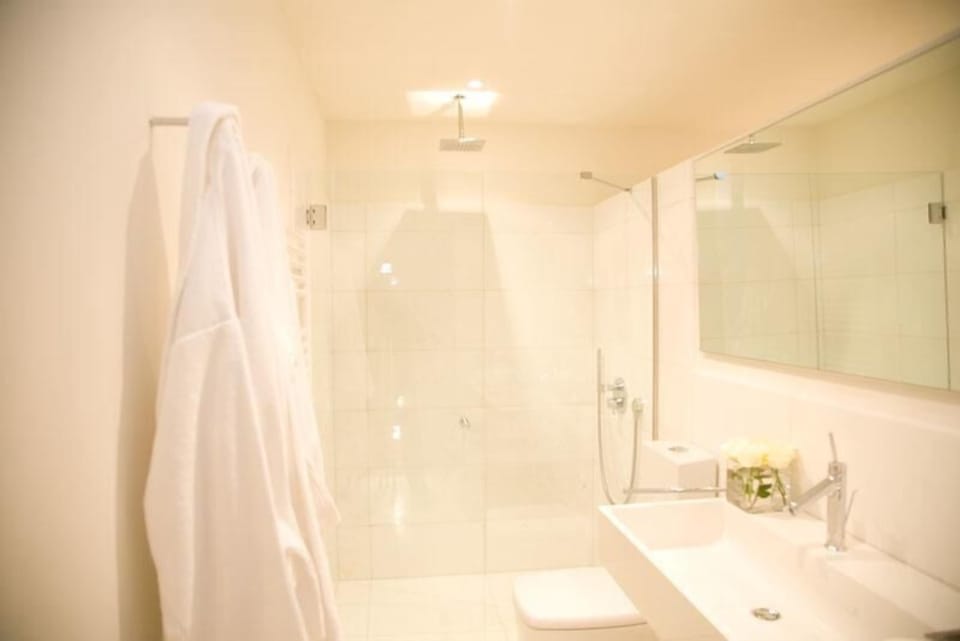Double Room | Bathroom | Combined shower/tub, free toiletries, hair dryer, bathrobes