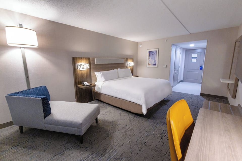 Pillowtop beds, in-room safe, desk, blackout drapes