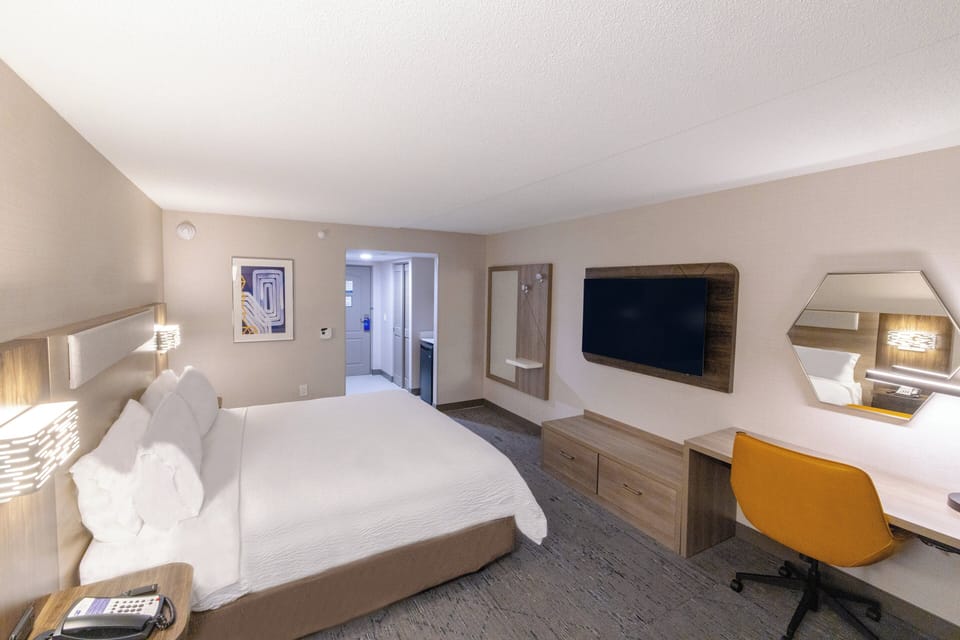 Pillowtop beds, in-room safe, desk, blackout drapes