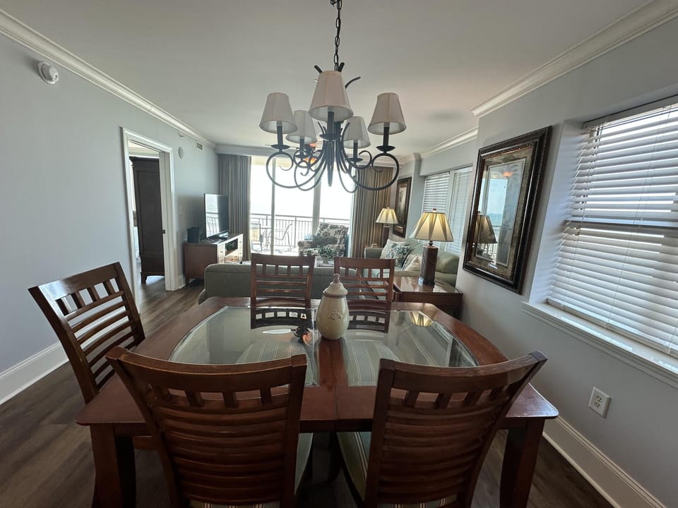 Oceanfront corner/ Dining area