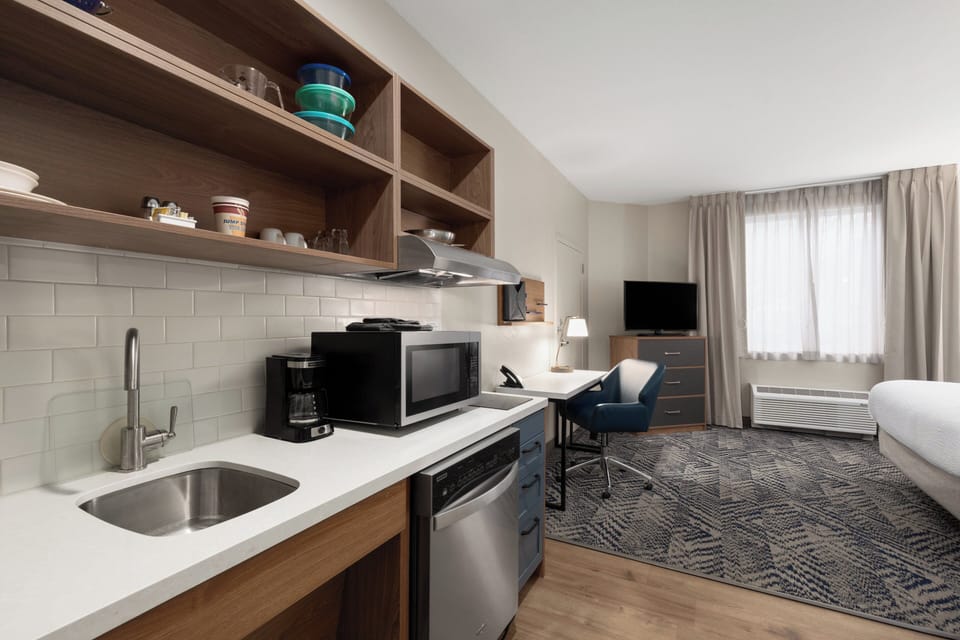 Studio Suite, 1 Queen Bed, Accessible (Communications, Accessible Tub) | Premium bedding, desk, laptop workspace, iron/ironing board