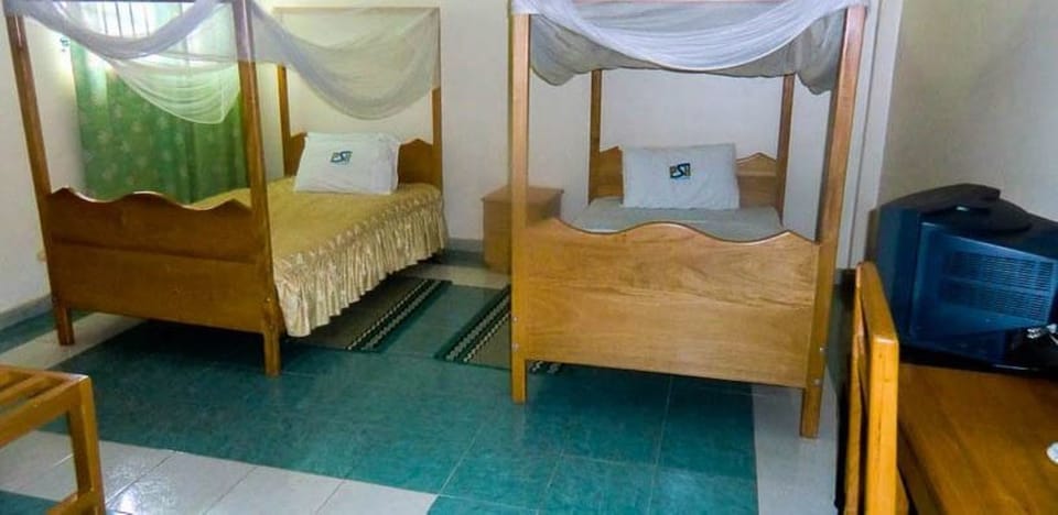 Twin Room | Desk, free WiFi, bed sheets, wheelchair access