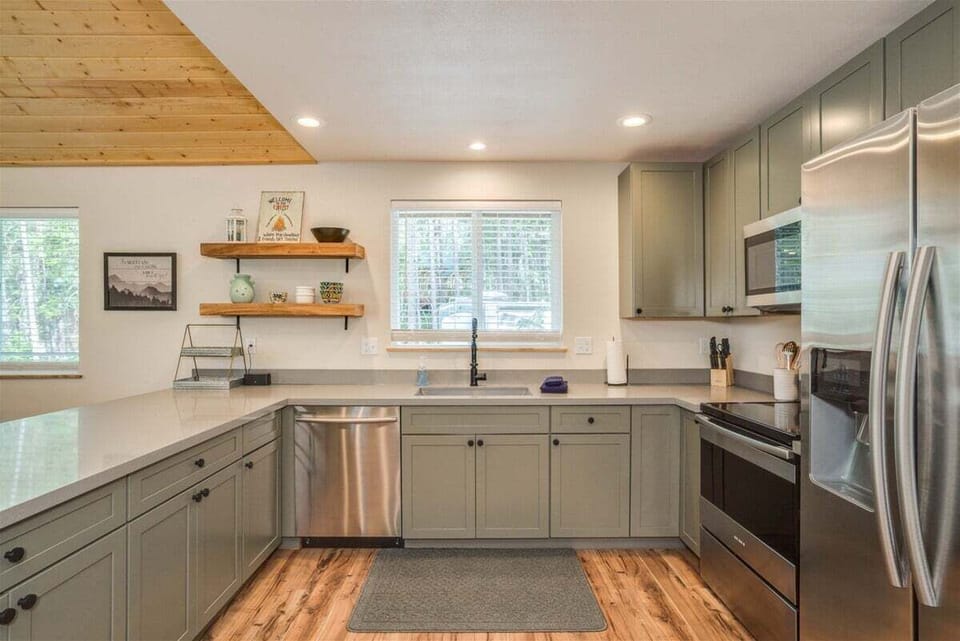 Any cooking enthusiasts in your group will be right at home in the full kitchen