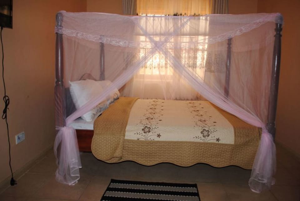 Desk, soundproofing, free WiFi, bed sheets