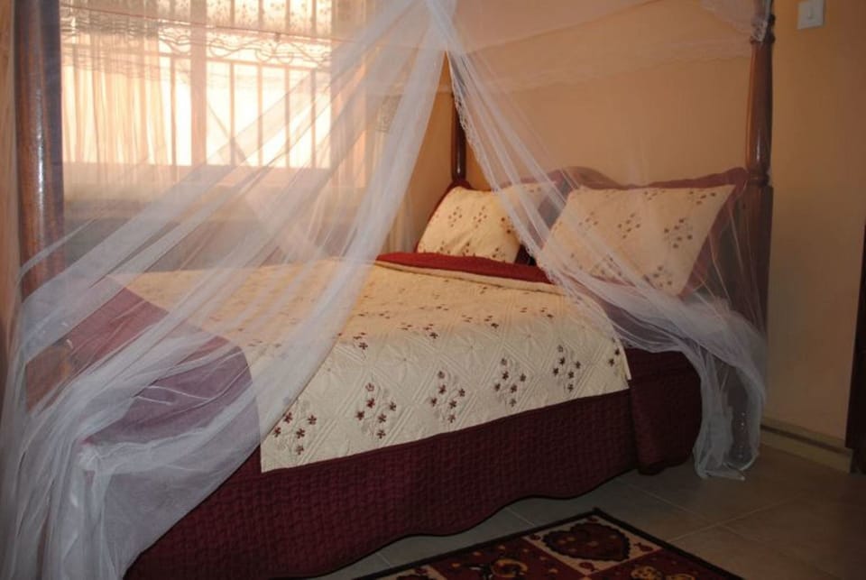 Desk, soundproofing, free WiFi, bed sheets