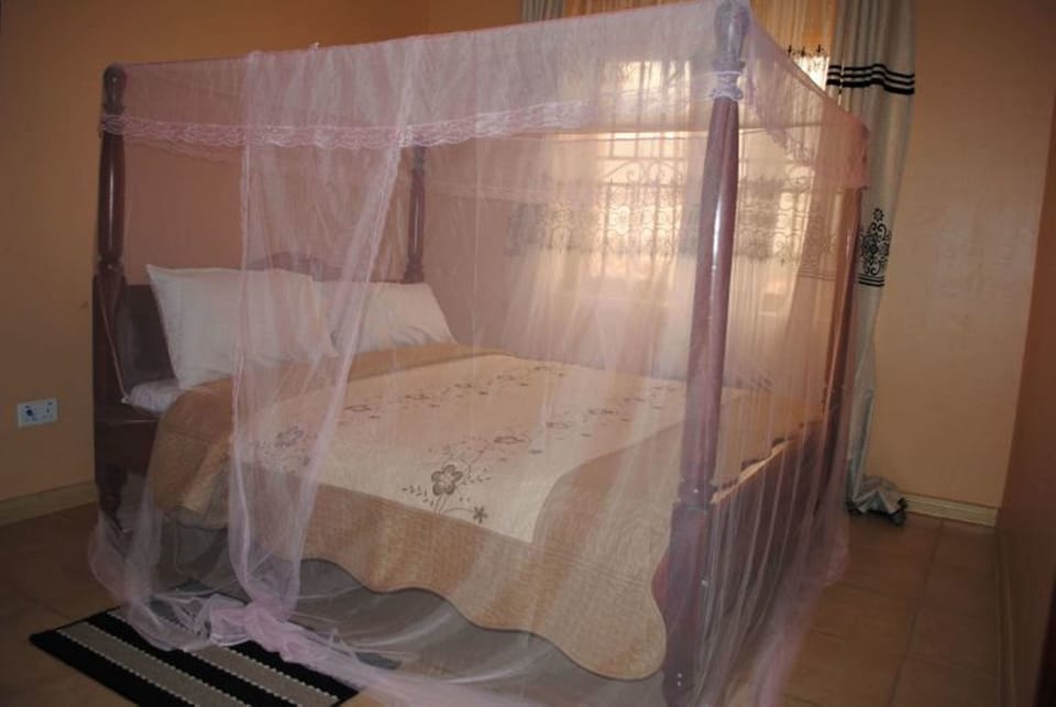 Desk, soundproofing, free WiFi, bed sheets