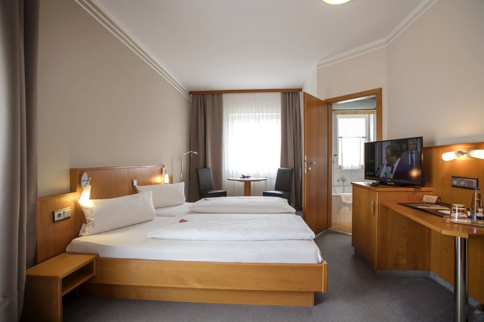 Classic Quadruple Room | Desk, laptop workspace, blackout drapes, soundproofing