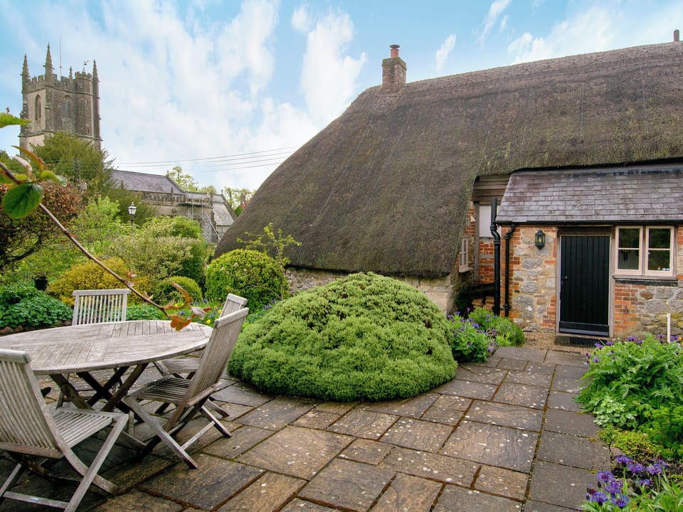 Courtyard with sitting-out area and garden furniture | Avebury Cottage, Avebury