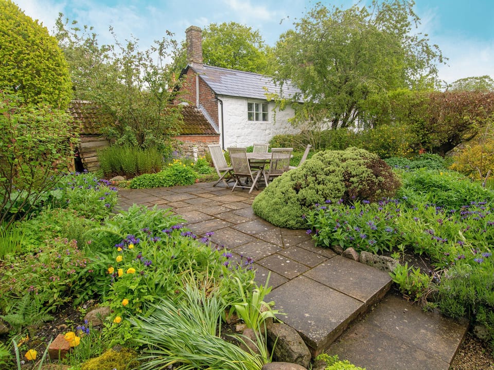Courtyard with sitting-out area and garden furniture | Avebury Cottage, Avebury