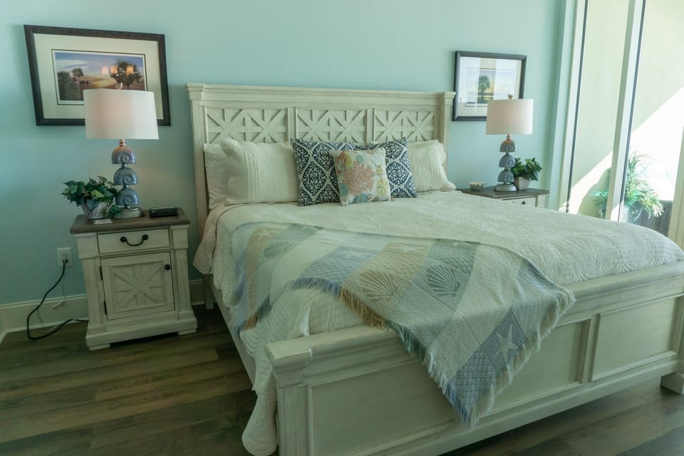 Master bedroom/ King bed