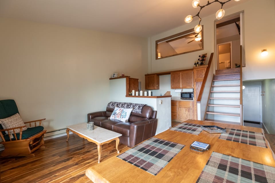 Beautiful Living Room/Dining room area. Sunsets with every meal