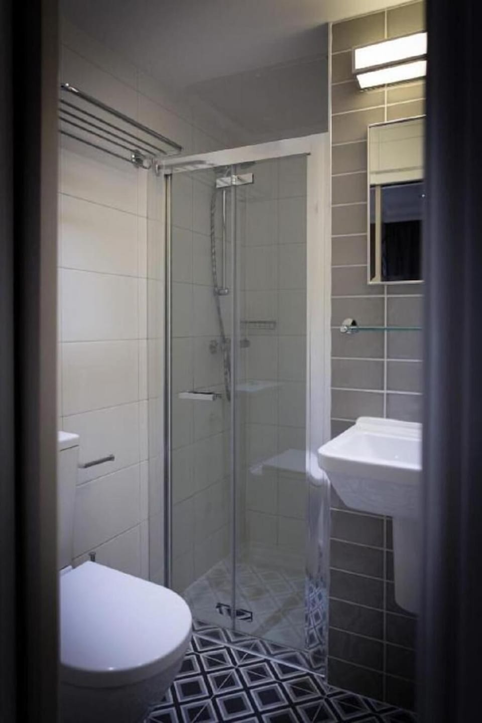 Double Room | Bathroom | Shower, free toiletries, hair dryer, towels