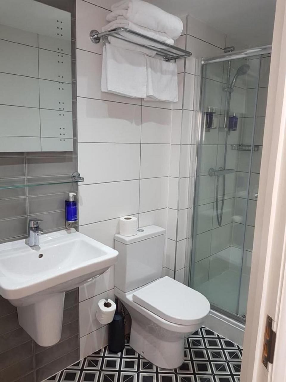 Double Room | Bathroom | Shower, free toiletries, hair dryer, towels