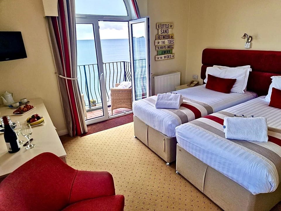 Standard Twin Room, Sea View | Individually decorated, individually furnished, blackout drapes