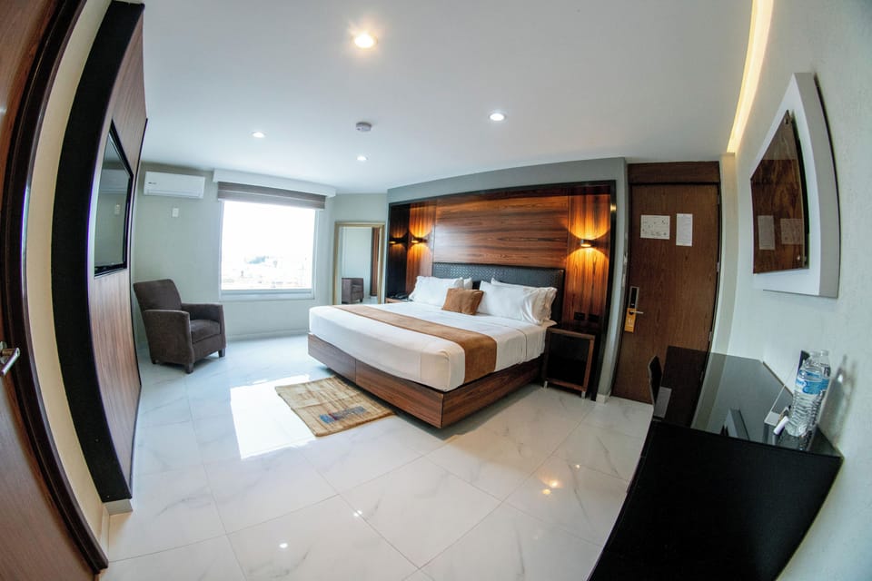 Executive Room, 1 King Bed, City View | Down comforters, in-room safe, desk, laptop workspace