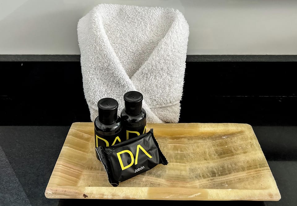 Shower, rainfall showerhead, free toiletries, towels