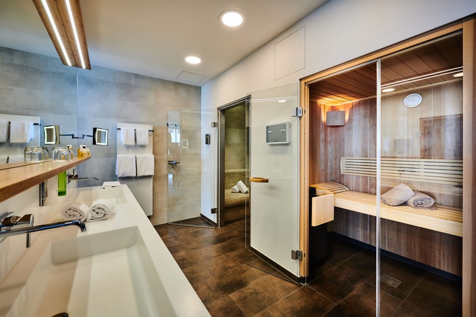 Luxussuite | Bathroom | Free toiletries, hair dryer, bathrobes, slippers