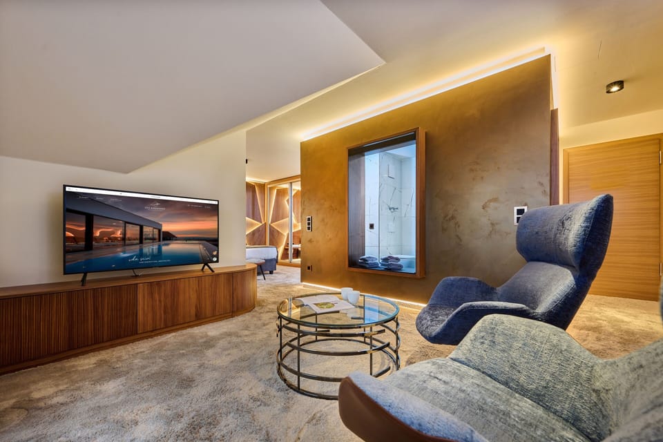 Junior Suite | Minibar, in-room safe, individually furnished, soundproofing