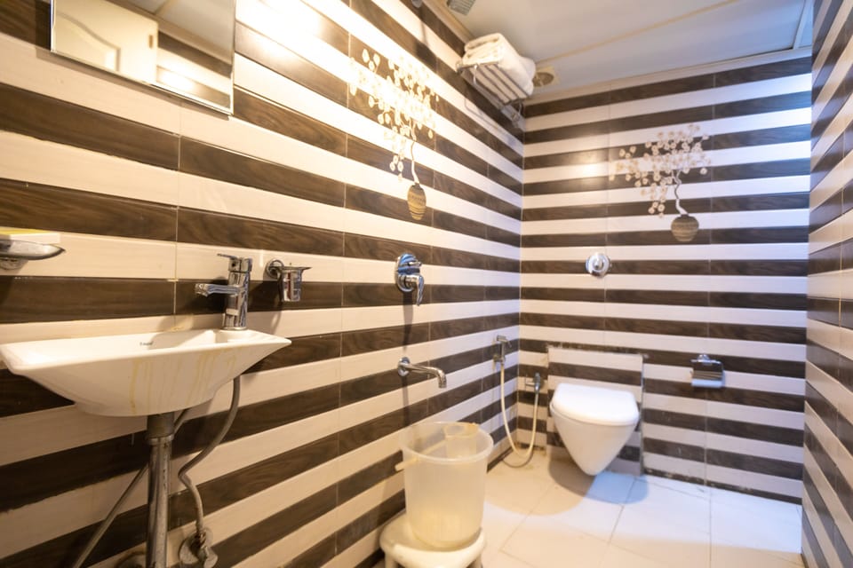 Executive Room | Bathroom | Shower, towels, soap, shampoo