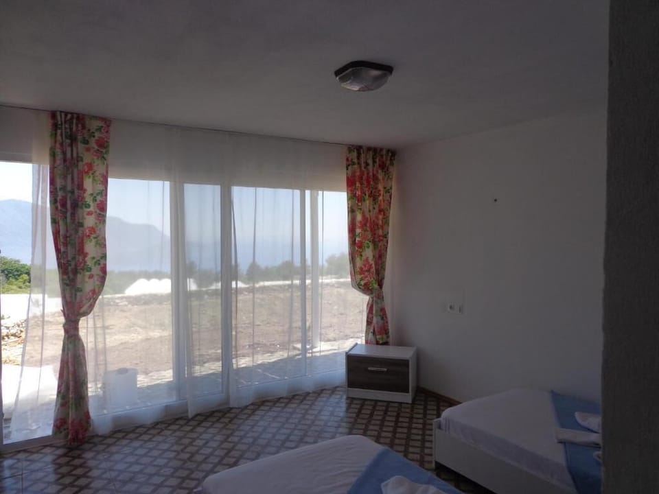 Standard Twin Room, Sea View | Desk, free WiFi