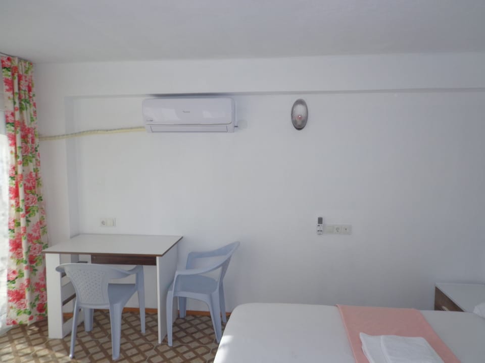 Desk, free WiFi