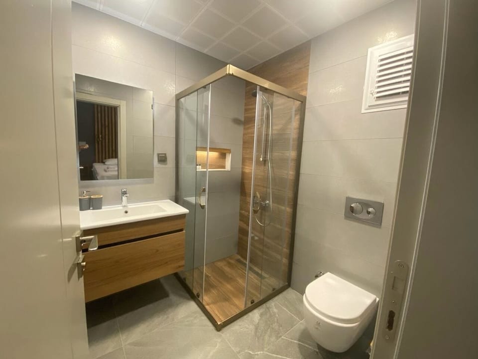 Triple Room, Garden View | Bathroom | Shower, free toiletries, hair dryer, slippers