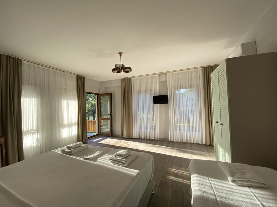 Deluxe Triple Room, Balcony, Garden View | Free WiFi, bed sheets