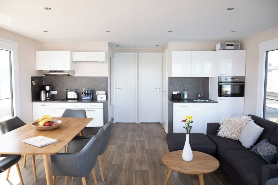 Full-size fridge, microwave, oven, stovetop