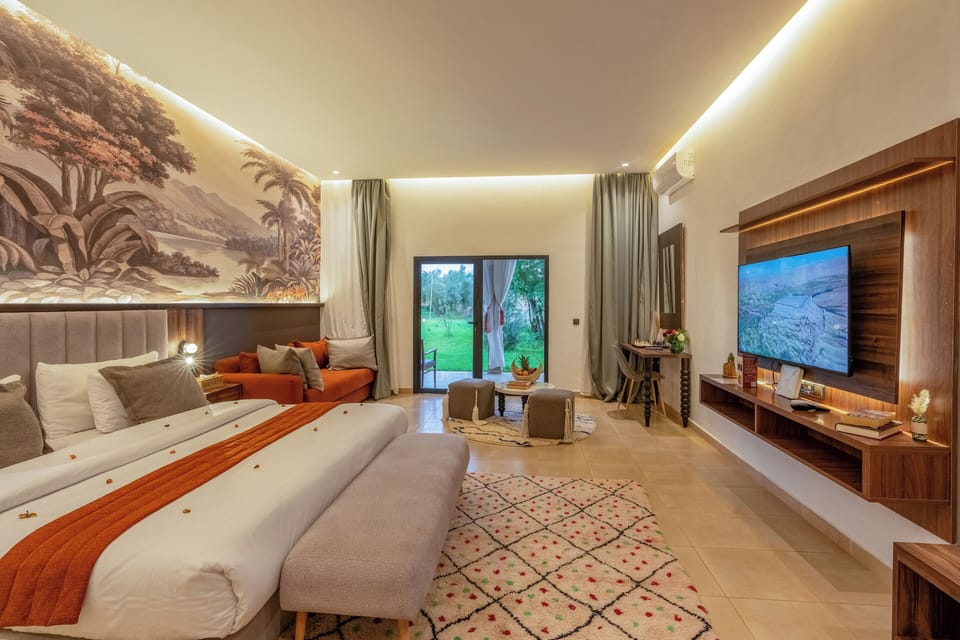 Luxury Suite | Free minibar, in-room safe, desk, blackout drapes