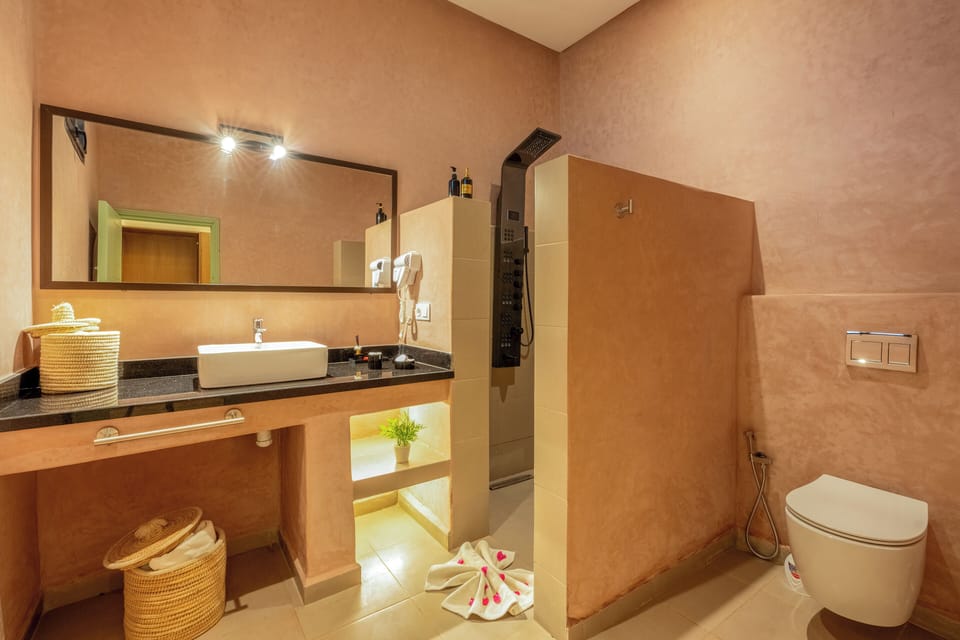 Luxury Suite | Bathroom shower