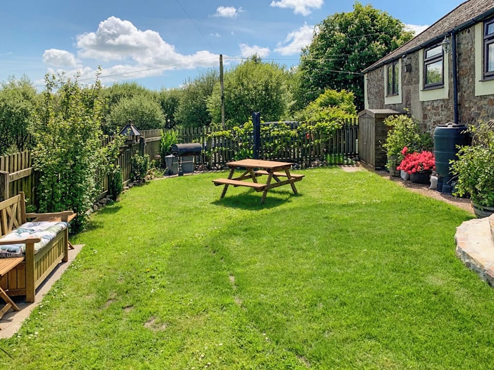 Large enclosed lawned garden | Birdsong Cottage, Near Woolsery