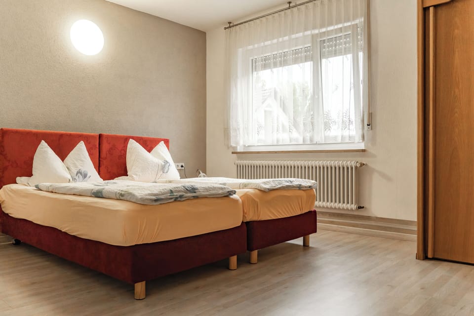 Double Room | Desk, WiFi (free), bed sheets