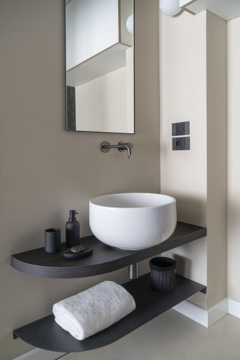 Deluxe Double Room | Bathroom | Shower, free toiletries, hair dryer, bidet