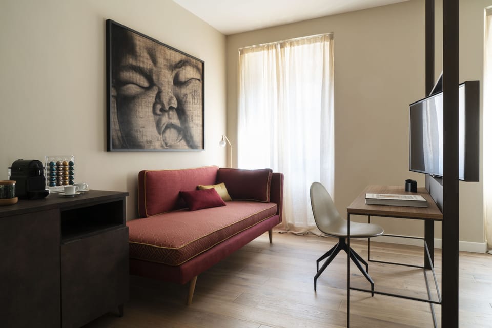 Junior Suite | Living area | 40-inch flat-screen TV with satellite channels, TV