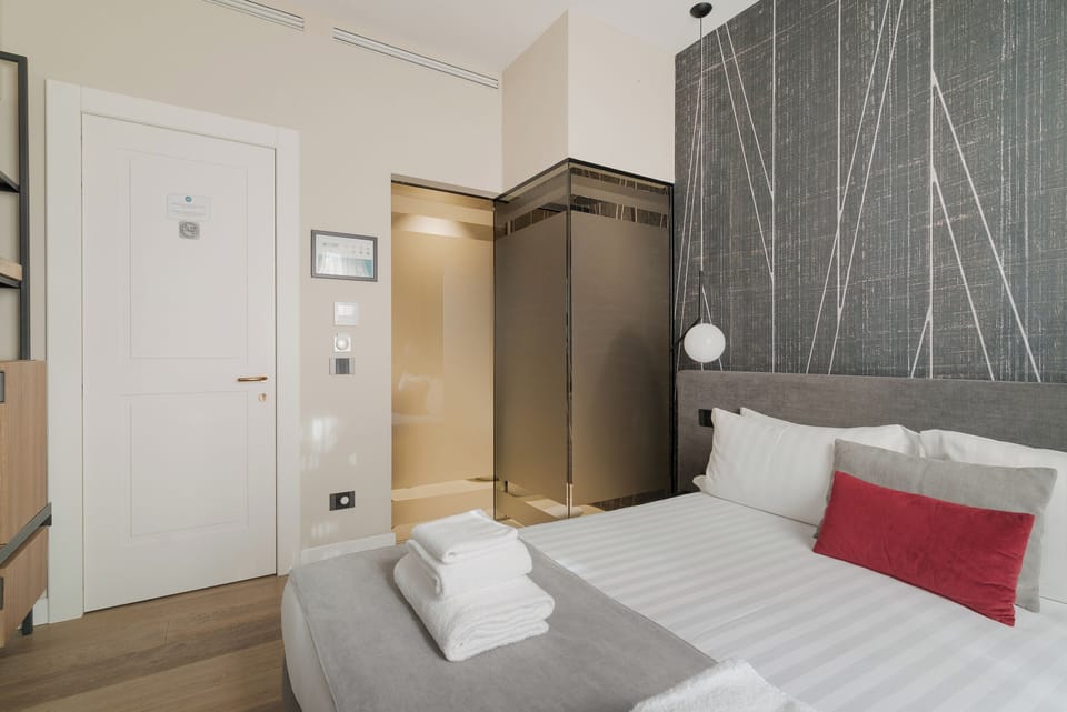 Deluxe Double Room | Minibar, individually decorated, individually furnished, soundproofing