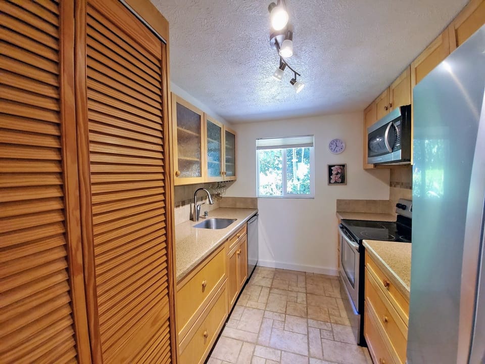 Well equipped kitchen with everything you need to prepare meals.