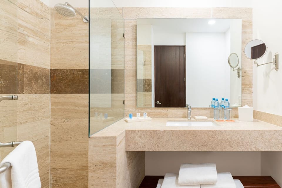 Deep soaking tub, free toiletries, hair dryer, towels