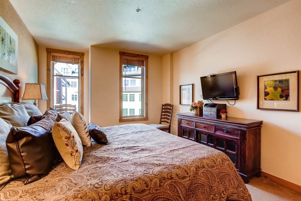 Condo (Breck_MainStStation_2302) | 2 bedrooms, WiFi (free)