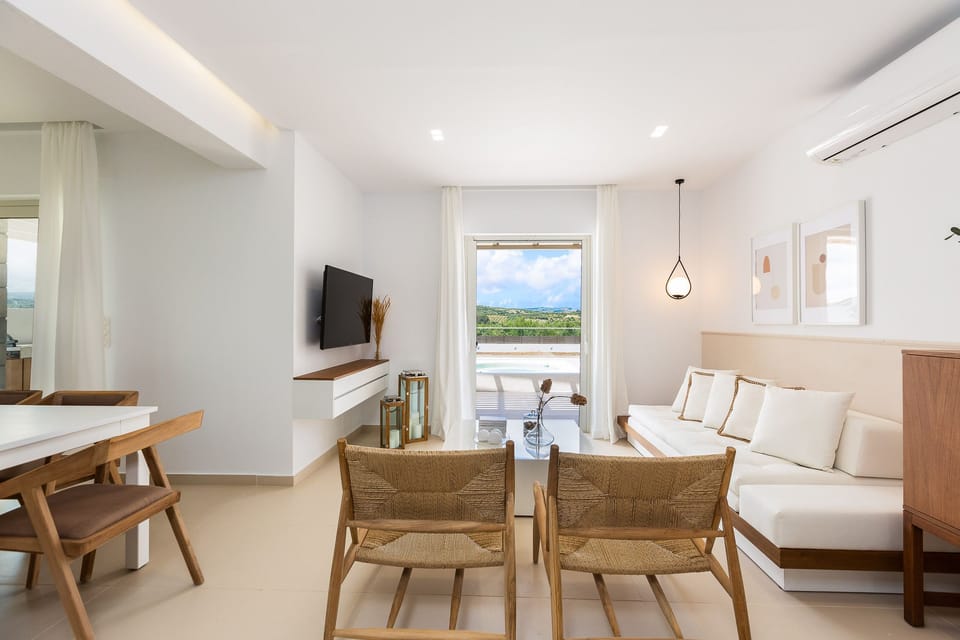 With direct access to the pool terrace! 