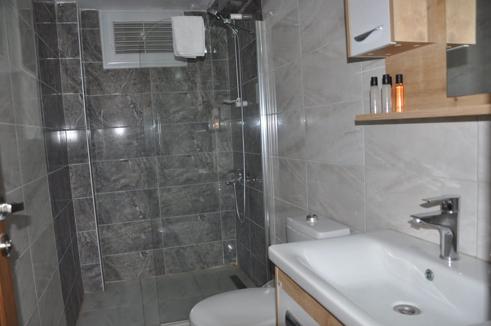 Family Suite | Bathroom | Shower, free toiletries, hair dryer, slippers