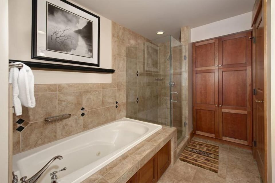 Condo (300-2_Lone_Eagle) | Bathroom | Towels