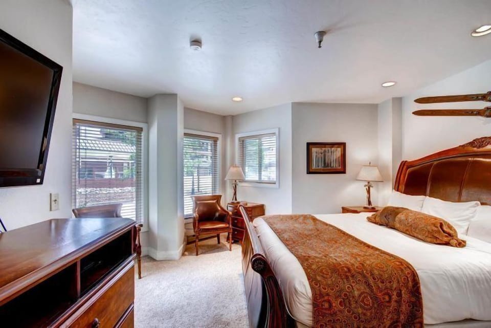 Condo (Breck_Village_4) | 4 bedrooms, free WiFi, alarm clocks