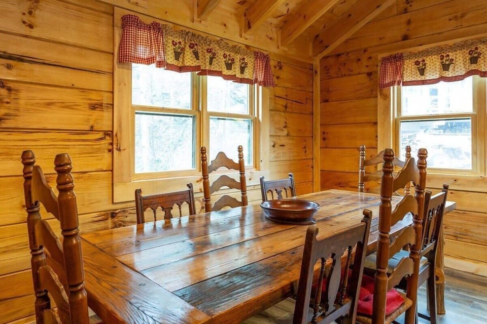 Custom wooden dining table to enjoy each other's company!
