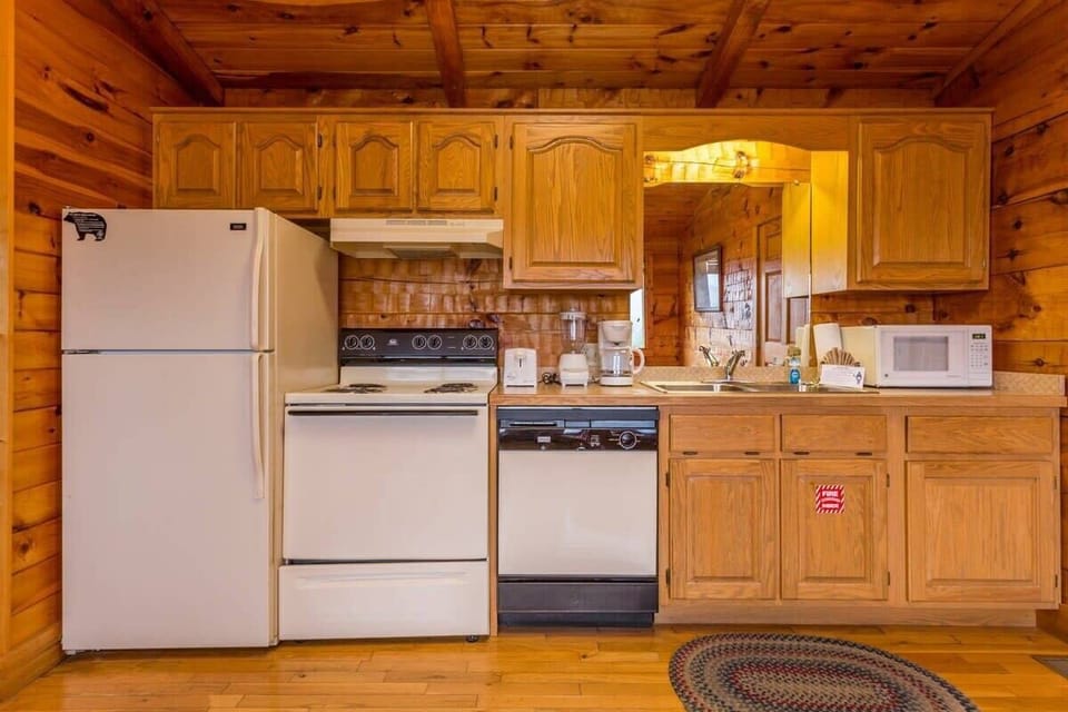 Fully Stocked Kitchen!