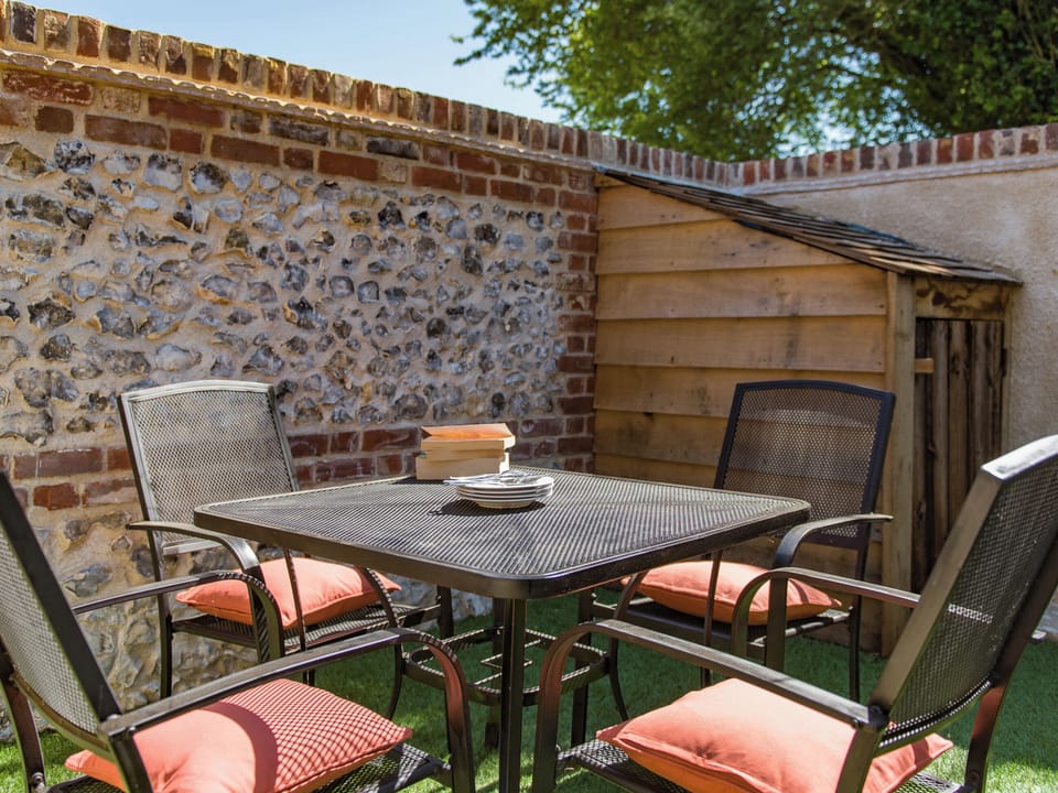 Sitting out area | Norwood Dairy, Wormshill